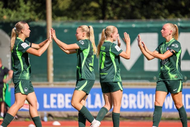 Bremen, Deutschland: 09.08.2026 - Testspiel - SV Werder Bremen Frauen vs. VfL Wolfsburg Frauen Im Bild: v.li. die Zweite Torschützin Anny Kerim-Lindland (Wolfsburg) macht das Tor zum 2:0 für Wolfsburg und klatscht sich mit ihren Mannschaftskolleginnen ab *** Bremen, Germany, August 9, 2026: Friendly match between SV Werder Bremen Women and VfL Wolfsburg Women. Pictured from left: Anny Kerim Lindland of Wolfsburg, the second goal scorer, scores Wolfsburg’s second goal to make it 2–0 and high-fives her teammates. Copyright: HMBxMedia MadeleinexFantini