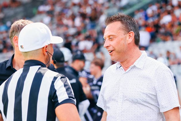 AMERICAN FOOTBALL - EFA, Raiders vs Musketeers INNSBRUCK,AUSTRIA,09.AUG.26 - AMERICAN FOOTBALL - EFA, Raiders Tirol vs Paris Musketeers. Image shows a game official talking with a Raiders Tirol team representative.  GEPAxpictures xOleskiixMarusyk
