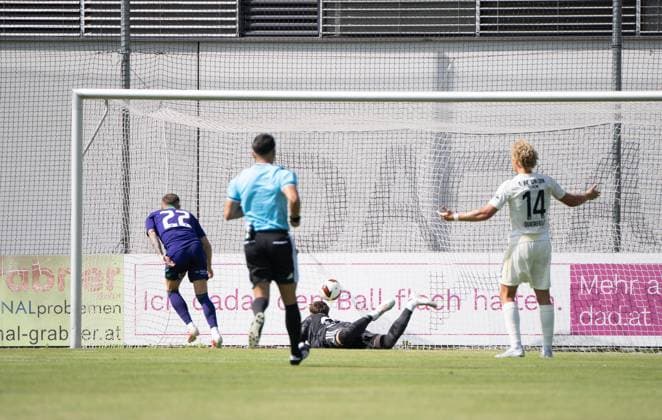 Fußball, Herren, Saison 2026 2027, Testspiel in Salzburg, 1. FC Union Berlin - Aris Limassol FC, v. l. Veljko Nikolic erzielt das Tor zum 0:1 gegen Torwart Carl Klaus (1. FC Union Berlin) und Leopold Querfeld (1. FC Union Berlin), 09.08.2026, *** Soccer, Men s, 2026–2027 Season, Friendly match in Salzburg, 1. FC Union Berlin vs. Aris Limassol FC; from left: Veljko Nikolic scores the goal to make it 0–1 past goalkeeper Carl Klaus of 1. FC Union Berlin and Leopold Querfeld of 1. FC Union Berlin, August 9, 2026, Copyright: xMatthiasxKochx
