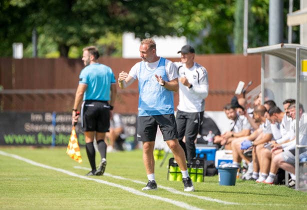 Fußball, Herren, Saison 2026 2027, Testspiel in Salzburg, 1. FC Union Berlin - Aris Limassol FC, Trainer Mauro Lustrinelli (1. FC Union Berlin) mit blauem Überzieher, 09.08.2026, *** Soccer, Men s, 2026–2027 Season, Friendly Match in Salzburg, 1. FC Union Berlin vs. Aris Limassol FC, Coach Mauro Lustrinelli, 1. FC Union Berlin in blue warm-up jackets, August 9, 2026, Copyright: xMatthiasxKochx