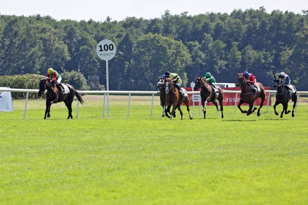 09.08.2026, Hoppegarten, Brandenburg, GER - Nastaria mit Jozef Bojko gewinnt. Galopprennbahn Hoppegarten. () 260809D710HOPPEGARTEN.JPG *** August 9, 2026, Hoppegarten, Brandenburg, GER: Nastaria, ridden by Jozef Bojko, wins at the Hoppegarten Racetrack 260809D710HOPPEGARTEN JPG