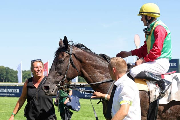 09.08.2026, Hoppegarten, Brandenburg, GER - Nastaria mit Jozef Bojko und Trainerin Anna Schleusner Fruhriep nach dem Sieg. Galopprennbahn Hoppegarten. () 260809D714HOPPEGARTEN.JPG *** August 9, 2026, Hoppegarten, Brandenburg, GER: Nastaria, ridden by Jozef Bojko and trained by Anna Schleusner Fruhriep, after her victory at the Hoppegarten Racetrack 260809D714HOPPEGARTEN JPG