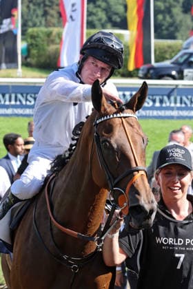 09.08.2026, Hoppegarten, Brandenburg, GER - Tiffany mit Luke Morris nach dem Sieg im 136. Grossen Preis von Berlin. Galopprennbahn Hoppegarten. () 260809D727HOPPEGARTEN.JPG *** August 9, 2026, Hoppegarten, Brandenburg, GER Tiffany with Luke Morris after winning the 136th Berlin Grand Prix at the Hoppegarten Racetrack 260809D727HOPPEGARTEN JPG