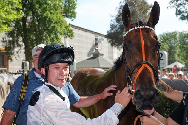 09.08.2026, Hoppegarten, Brandenburg, GER - Tiffany mit Luke Morris nach dem Sieg im 136. Grossen Preis von Berlin. Galopprennbahn Hoppegarten. () 260809D727HOPPEGARTEN.JPG *** August 9, 2026, Hoppegarten, Brandenburg, GER Tiffany with Luke Morris after winning the 136th Berlin Grand Prix at the Hoppegarten Racetrack 260809D727HOPPEGARTEN JPG