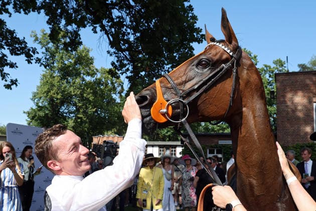 09.08.2026, Hoppegarten, Brandenburg, GER - Tiffany mit Luke Morris nach dem Sieg im 136. Grossen Preis von Berlin. Galopprennbahn Hoppegarten. () 260809D727HOPPEGARTEN.JPG *** August 9, 2026, Hoppegarten, Brandenburg, GER Tiffany with Luke Morris after winning the 136th Berlin Grand Prix at the Hoppegarten Racetrack 260809D727HOPPEGARTEN JPG