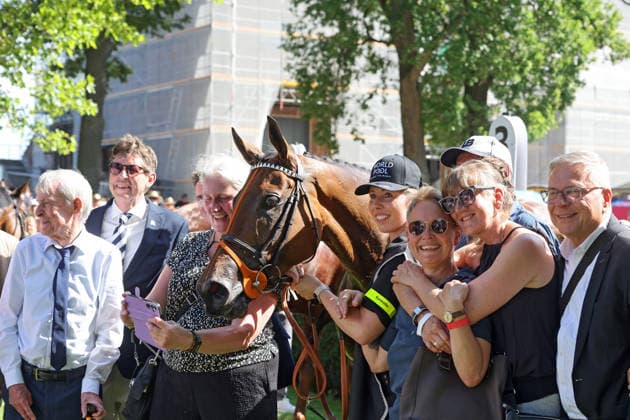 09.08.2026, Hoppegarten, Brandenburg, GER - Tiffany mit Luke Morris nach dem Sieg im 136. Grossen Preis von Berlin. Galopprennbahn Hoppegarten. () 260809D727HOPPEGARTEN.JPG *** August 9, 2026, Hoppegarten, Brandenburg, GER Tiffany with Luke Morris after winning the 136th Berlin Grand Prix at the Hoppegarten Racetrack 260809D727HOPPEGARTEN JPG