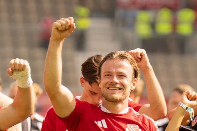 09.08.2026: Fußball: Energie Cottbus - Hannover 96, 2. Spieltag im LEAG Energie Stadion. Henry Rorig (Energie Cottbus, 3) feiert nach dem Abpfiff WICHTIGER HINWEIS: Gemäß den Vorgaben der DFL und des DFB ist es untersagt, in dem Stadion und oder vom Spiel angefertigte Fotoaufnahmen in Form von Sequenzbildern und oder videoähnlichen Fotostrecken zu verwerten bzw. verwerten zu lassen. *** August 9, 2026: Energie Cottbus vs. Hannover 96, Matchday 2 at the LEAG Energie Stadium (Henry Rorig, Energie Cottbus), 3 celebrates after the final whistle IMPORTANT NOTICE In accordance with the guidelines of the DFL and the DFB, it is prohibited to use or allow the use of photographs taken in the stadium and or during the match in the form of sequential images and or video-like photo series Copyright: xJamesxZabelx