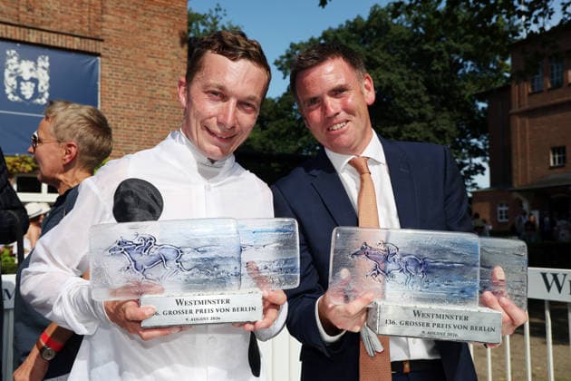 09.08.2026, Hoppegarten, Brandenburg, GER - Jockey Luke Morris (links) nach dem Sieg im 136. Grossen Preis von Berlin. Galopprennbahn Hoppegarten. () 260809D743HOPPEGARTEN.JPG *** August 9, 2026, Hoppegarten, Brandenburg, GER Jockey Luke Morris (left) after winning the 136th Berlin Grand Prix at the Hoppegarten Racetrack 260809D743HOPPEGARTEN JPG