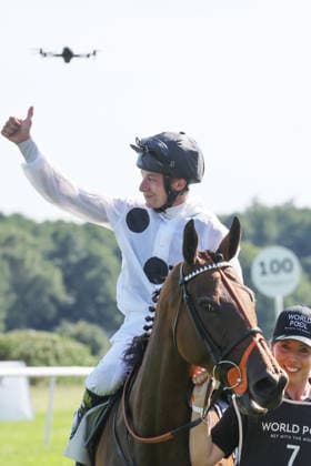09.08.2026, Hoppegarten, Brandenburg, GER - Tiffany mit Luke Morris nach dem Sieg im 136. Grossen Preis von Berlin. Galopprennbahn Hoppegarten. () 260809D727HOPPEGARTEN.JPG *** August 9, 2026, Hoppegarten, Brandenburg, GER Tiffany with Luke Morris after winning the 136th Berlin Grand Prix at the Hoppegarten Racetrack 260809D727HOPPEGARTEN JPG