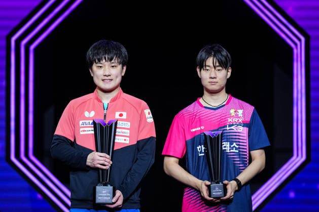 (260809) -- YOKOHAMA, Aug. 9, 2026 -- Champion Harimoto Tomokazu (L) of Japan and runner-up Oh Junsung of South Korea pose during the awarding ceremony for the men s singles at the WTT Champions Yokohama 2026 in Yokohama, Japan, Aug. 9, 2026. ) (SP)JAPAN-YOKOHAMA Table tennis, Tischtennis WTT CHAMPIONS YOKOHAMA-MEN S SINGLES JiaxHaocheng 