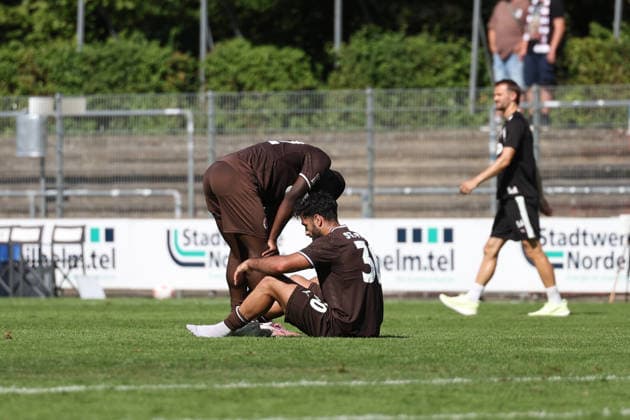 Fußball I Herren I Saison 2026 2027 I Regionalliga Nord I 2.Spieltag I FC St.Pauli II - Bremer SV I 09.08.2026 Enttäuschung beim FC St.Pauli II nach der Niederlage Norderstedt Edmund Plambeck Stadion Schleswig-Holstein Deutschland *** Soccer I Men s Team I 2026–2027 Season I Regionalliga Nord I Matchday 2 I FC St. Pauli II vs. Bremer SV I August 9, 2026 Disappointment for FC St. Pauli II after the loss in Norderstedt at Edmund Plambeck Stadium, Schleswig-Holstein, Germany Copyright: xLobeca RalfxHomburgx