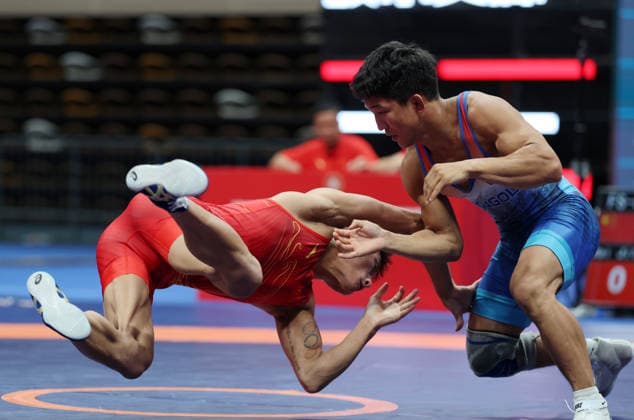 (260809) -- XI AN, Aug. 9, 2026 -- Munkh-erdene Batkhuyag of Mongolia and Bai Jiliang (L) of China compete during the men s freestyle 57kg final at 2026 China-Central Asia Elite Wrestling Tournament in Xi an, northwest China s Shaanxi Province, Aug. 9, 2026. ) (SP)CHINA-XI AN-WRESTLING-2026 CHINA-CENTRAL ASIA ELITE WRESTLING TOURNAMENT (CN) LixYibo 