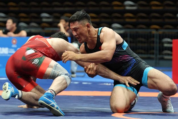 (260809) -- XI AN, Aug. 9, 2026 -- Magomet Evloev (L) of Tajikistan and Gang Suhe of China compete during the men s freestyle 86kg final at 2026 China-Central Asia Elite Wrestling Tournament in Xi an, northwest China s Shaanxi Province, Aug. 9, 2026. ) (SP)CHINA-XI AN-WRESTLING-2026 CHINA-CENTRAL ASIA ELITE WRESTLING TOURNAMENT (CN) LixYibo 