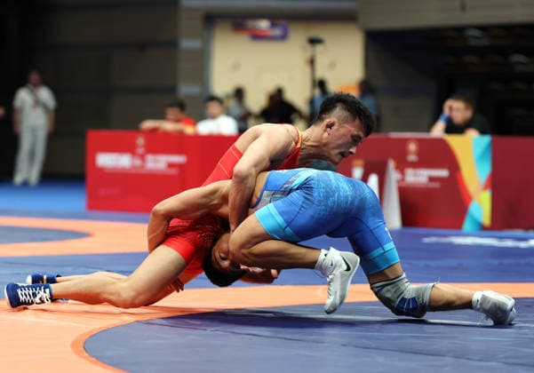 (260809) -- XI AN, Aug. 9, 2026 -- Munkh-erdene Batkhuyag (R) of Mongolia and Bai Jiliang of China compete during the men s freestyle 57kg final at 2026 China-Central Asia Elite Wrestling Tournament in Xi an, northwest China s Shaanxi Province, Aug. 9, 2026. ) (SP)CHINA-XI AN-WRESTLING-2026 CHINA-CENTRAL ASIA ELITE WRESTLING TOURNAMENT (CN) LixYibo 