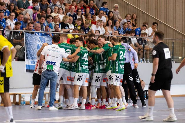 Das Goeppinger Team vor dem Spiel im Kreis GER, FRISCH AUF! Goeppingen vs. TVB Stuttgart, Handball, Vorbereitung, Turnier, S-Cup Altensteig, Finale, Spielzeit 2026 2027, 09.08.2026, GER, FRISCH AUF! Goeppingen vs. TVB Stuttgart, Handball, Vorbereitung, Turnier, S-Cup Altensteig, Finale, Spielzeit 2026 2027, 09.08.2026, Altensteig *** The Goeppingen team before the game in the GER district, FRISCH AUF Goeppingen vs. TVB Stuttgart, handball, preseason, tournament, S Cup Altensteig, final, 2026–2027 season, August 9, 2026, GER, FRISCH AUF Goeppingen vs. TVB Stuttgart, handball, preseason, tournament, S Cup Altensteig, final, 2026–2027 season, August 9, 2026, Altensteig Copyright: xEibnerxPressefoto OliverxSchmidtx EP_OST