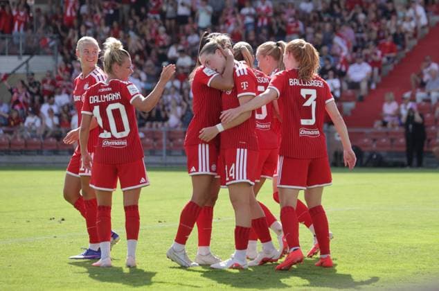 Bayern - Jubel m Torschuetzin Bayerns 14 ALARA nach ihrem Treffer zum 2:0. Frauenfussball, Bayern - Paris. Frauenfußball, FC Bayern München Frauen - Paris FC, Testspiel, Vorbereitungsspiel zur Saison 2026-2027, am 9.08.2026 in Unterhaching, S P O R T P A R K U N T E R H A C H I N G, Deutschland. Quelle Copyright Credit : Oryk HAIST *** Bayern Celebrates Goal Scorer Bayern s No. 14 ALARA After Her Goal to Make It 2–0 Women s Soccer, Bayern vs. Paris Women s Soccer, FC Bayern Munich Women vs. Paris FC, Friendly Match, Preseason Match for the 2026–2027 Season, on August 9, 2026, in Unterhaching, SPORT PARK UNTERHACHING, Germany Source Copyright Credit Oryk HAIST xFUSSBALL-FCBFx