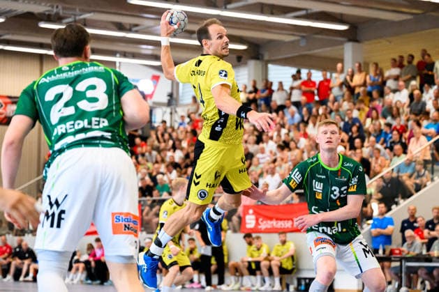 Altensteig: SCup - Finale - 26 27 - Frisch Auf Goeppingen - TVB Stuttgart v.li. Ole Pregler (Goeppingen), Kai Häfner Haefner (Stuttgart), Ymir Gislason (Goeppingen) Altensteig Eichwaldhalle Baden-Württemberg Deutschland *** Altensteig SCup Final 26–27 Frisch Auf Göppingen vs. TVB Stuttgart; from left: Ole Pregler (Göppingen), Kai Häfner (Stuttgart), Ymir Gislason (Göppingen); Altensteig, Eichwaldhalle, Baden-Württemberg, Germany
