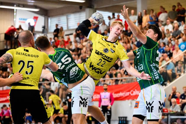 Altensteig: SCup - Finale - 26 27 - Frisch Auf Goeppingen - TVB Stuttgart v.li. Patrick Zieker (Stuttgart), Ludvig Jurmala (Goeppingen), Torben Matzken (Stuttgart), Oskar Sunnefeldt (Goeppingen) Altensteig Eichwaldhalle Baden-Württemberg Deutschland *** Altensteig SCup Final 26–27 Frisch Auf Göppingen vs. TVB Stuttgart; from left: Patrick Zieker (Stuttgart), Ludvig Jurmala (Göppingen), Torben Matzken (Stuttgart), Oskar Sunnefeldt (Göppingen); Eichwaldhalle, Altensteig, Baden-Württemberg, Germany