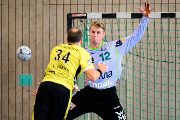 Altensteig: SCup - Finale - 26 27 - Frisch Auf Goeppingen - TVB Stuttgart Kai Häfner Haefner (Stuttgart), Torhueter Kristian Saeveras (Goeppingen) Altensteig Eichwaldhalle Baden-Württemberg Deutschland *** Altensteig SCup Final 26–27 Frisch Auf Göppingen TVB Stuttgart Kai Häfner Haefner Stuttgart, Goalkeeper Kristian Saeveras Göppingen Altensteig Eichwaldhalle Baden-Württemberg Germany