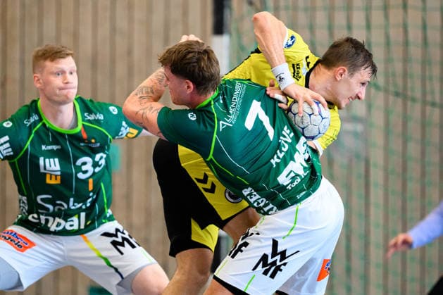Altensteig: SCup - Finale - 26 27 - Frisch Auf Goeppingen - TVB Stuttgart v. li. im Zweikampf Victor Klöve Kloeve (Goeppingen) und Simone Mengon (Stuttgart) Altensteig Eichwaldhalle Baden-Württemberg Deutschland *** Altensteig SCup Final, 26–27: Frisch Auf Göppingen vs. TVB Stuttgart; from left, Victor Klöve (Göppingen) and Simone Mengon (Stuttgart) in a one-on-one battle; Eichwaldhalle, Altensteig, Baden-Württemberg, Germany