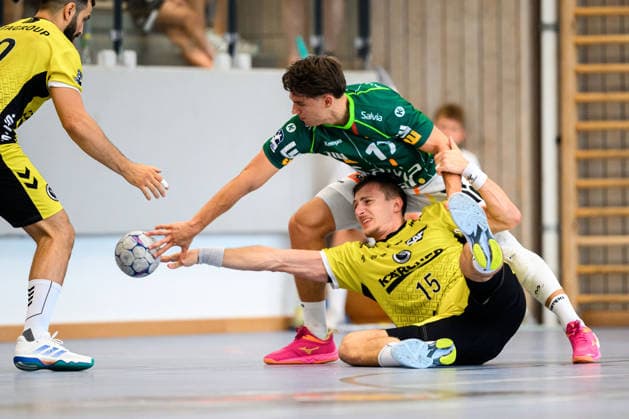 Altensteig: SCup - Finale - 26 27 - Frisch Auf Goeppingen - TVB Stuttgart v. li. im Zweikampf Tim Gossner (Goeppingen), Simone Mengon (Stuttgart) Altensteig Eichwaldhalle Baden-Württemberg Deutschland *** Altensteig SCup Final, 26–27: Frisch Auf Göppingen vs. TVB Stuttgart (from left in a one-on-one battle): Tim Gossner (Göppingen), Simone Mengon (Stuttgart); Altensteig, Eichwaldhalle, Baden-Württemberg, Germany