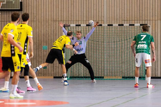 Kristian SAEVERAS (FRISCH AUF! Goeppingen, 12) mit einer Parade gegen Kai HAEFNER (TVB Stuttgart, 34) GER, FRISCH AUF! Goeppingen vs. TVB Stuttgart, Handball, Vorbereitung, Turnier, S-Cup Altensteig, Finale, Spielzeit 2026 2027, 09.08.2026, GER, FRISCH AUF! Goeppingen vs. TVB Stuttgart, Handball, Vorbereitung, Turnier, S-Cup Altensteig, Finale, Spielzeit 2026 2027, 09.08.2026, Altensteig *** Kristian SAEVERAS FRISCH AUF Goeppingen, 12, with a save against Kai HAEFNER TVB Stuttgart, 34 GER, FRISCH AUF Goeppingen vs. TVB Stuttgart, Handball, Preseason, Tournament, S Cup Altensteig, Final, 2026–2027 Season, August 9, 2026, GER, FRISCH AUF Goeppingen vs. TVB Stuttgart, Handball, Preseason, Tournament, S Cup Altensteig, Final, 2026–2027 Season, August 9, 2026, Altensteig Copyright: xEibnerxPressefoto OliverxSchmidtx EP_OST