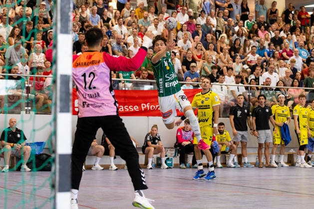 Tim GOSSNER (FRISCH AUF! Goeppingen, 17) erzielt ein Tor, Aktion, Torwurf GER, FRISCH AUF! Goeppingen vs. TVB Stuttgart, Handball, Vorbereitung, Turnier, S-Cup Altensteig, Finale, Spielzeit 2026 2027, 09.08.2026, GER, FRISCH AUF! Goeppingen vs. TVB Stuttgart, Handball, Vorbereitung, Turnier, S-Cup Altensteig, Finale, Spielzeit 2026 2027, 09.08.2026, Altensteig *** Tim GOSSNER FRISCH AUF Goeppingen, No. 17 scores a goal, action, shot on goal GER, FRISCH AUF Goeppingen vs. TVB Stuttgart, handball, preseason, tournament, S Cup Altensteig, final, 2026–2027 season, August 9, 2026, GER, FRISCH AUF Goeppingen vs. TVB Stuttgart, handball, preseason, tournament, S Cup Altensteig, final, 2026–2027 season, August 9, 2026, Altensteig Copyright: xEibnerxPressefoto OliverxSchmidtx EP_OST