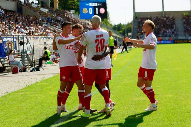 Fußball 3. Liga 01. Spieltag 1. FC Saarbrücken - Rot-Weiss Essen am 09.08..2026 im Ludwigspark in Saarbrücken Torjubel Rot-Weiss Essen Semir Telalovic ( Rot-Weiss Essen ) *** Soccer, 3rd Division, Matchday 1: FC Saarbrücken vs. Rot-Weiss Essen on August 9, 2026, at Ludwigspark in Saarbrücken. Rot-Weiss Essen celebrates a goal. Semir Telalovic, Rot-Weiss Essen