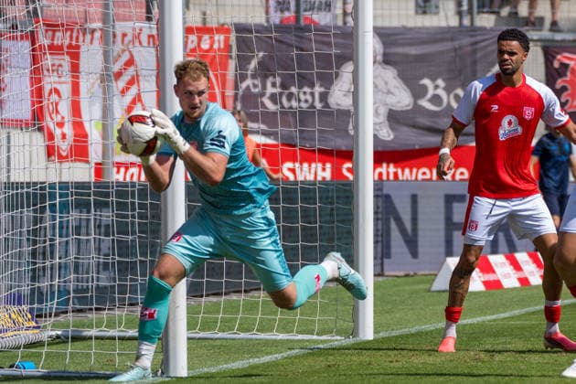 Torwart Sven Müller (HFC, 1), Stanley Ratifo (HFC, 30), Hallescher FC vs. Chemnitzer FC, Fussball, Regionalliga Nordost, 4. Spieltag, Saison 2026 27, 09.08.2026 Halle Leuna Chemie Stadion ST Deutschland *** Goalkeeper Sven Müller (HFC), 1; Stanley Ratifo (HFC), 30; Hallescher FC vs. Chemnitzer FC, Soccer, Northeast Regional League, Matchday 4, 2026–27 Season, August 9, 2026, Halle Leuna Chemie Stadium, ST Germany