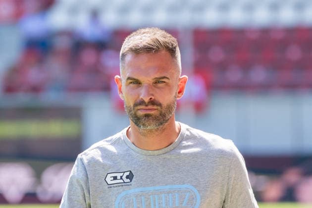 Trainer Benjamin Duda (CFC), Hallescher FC vs. Chemnitzer FC, Fussball, Regionalliga Nordost, 4. Spieltag, Saison 2026 27, 09.08.2026 Halle Leuna Chemie Stadion ST Deutschland *** Coach Benjamin Duda, CFC; Hallescher FC vs. Chemnitzer FC; Soccer; Northeast Regional League; Matchday 4; 2026–27 Season; August 9, 2026; Halle Leuna Chemie Stadium; ST Deutschland
