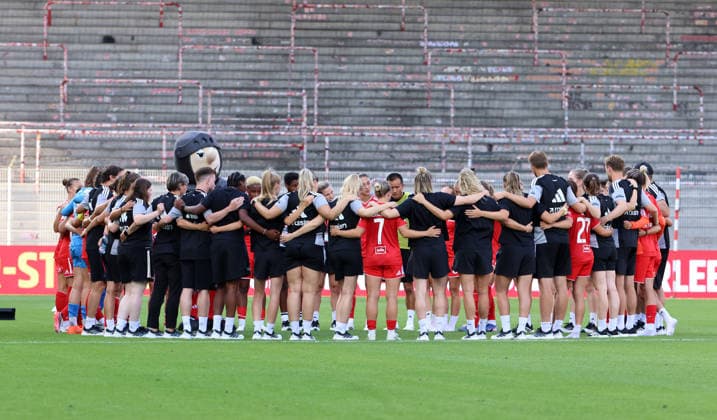 Trainerin Marie Louise Eta redet mit der Mannschaft, Union Mannschaftskreis nach Spielende Fußball Fussball Testspiel Frauen Damen Bundesliga Saison 2026 2027 09.08.2026 1.FC Union Berlin FCU vs Inter Mailand DFL regulations prohibit any use of photographs as image sequences and or quasi-video *** Coach Marie Louise Eta talks with the team, Union team huddle after the game; sports; soccer; women s soccer; friendly match; women s Bundesliga; 2026–2027 season; September 8, 2026; 1. FC Union Berlin (FCU) vs. Inter Milan; DFL regulations prohibit any use of photographs as image sequences and or quasi-video