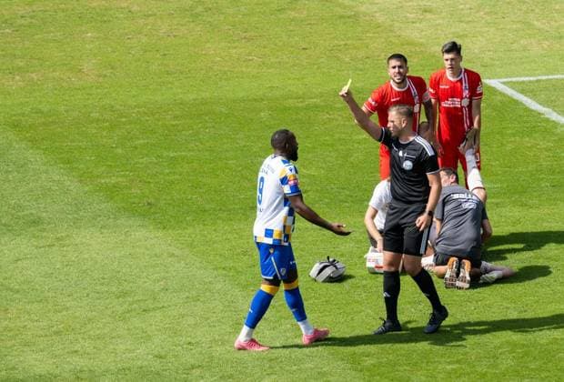 FUSSBALL - REGIONALLIGA SAISON 2026-2027 NORDOST 4. SPIELTAG JENA - ERFURT ** NUR FÜR REDAKTIONELLE ZWECKE ** EDITORIAL USE ONLY **<p>09 08 2026-Jena: Fussball Regionalliga Nordost Saison 2026 20227 Ernst-Abbe-Sportfeld 4. Spieltag FC Carl Zeiss Jena - FC Rot Weiss Erfurt im Foto: nach demZusammnprall zwischen Torhüter Lorenz Otto 1 (FC Rot Weiss Erfurt) und Manasse Eshele 9 (FC Carl Zeiss Jena) muss Otto verletzt vom Platz ( Deutschland Thueringen Jena Copyright: SaschaxFromm *** SOCCER REGIONAL LEAGUE SEASON 2026–2027 NORTHEAST, MATCHDAY 4: JENA VS. ERFURT ** FOR EDITORIAL PURPOSES ONLY ** EDITORIAL USE ONLY ** August 9, 2026 Jena Soccer Regional League Northeast Season 2026–2027 Ernst Abbe Stadium Matchday 4 FC Carl Zeiss Jena vs. FC Rot-Weiss Erfurt in the photo after the collision between goalkeeper Lorenz Otto of FC Carl Zeiss Jena and Manasse Eshele of FC Rot-Weiss Erfurt and Manasse Eshele (No. 9, FC Carl Zeiss Jena); Otto is forced to leave the field due to injury. Germany, Thuringia, Jena. Copyright SaschaxFromm Copyright: SaschaxFromm doc87334tl34gjfgdmy136c ,EDITORIAL USE ONLY