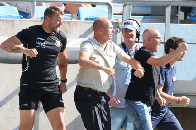 09.08.2026, xrekx, Fussball 3.Liga, 1.FC Saarbruecken - Rot-Weiss Essen v.l. Dirk Orlishausen Torwarttrainer (1.FC Saarbruecken) Markus Thiele Sportvorstand (1.FC Saarbruecken) Bastian Noth Leiter Lizenzbereich (1.FC Saarbruecken) Argirios Giannikis (Trainer, 1. FC Saarbruecken) bejubeln den Treffer zum 1:2 durch Mladen Cvjetinovic (1. FC Saarbruecken) (DFL DFB REGULATIONS PROHIBIT ANY USE OF PHOTOGRAPHS as IMAGE SEQUENCES and or QUASI-VIDEO) Saarbruecken *** August 9, 2026, xrekx, Soccer 3rd Division, 1 FC Saarbrücken vs. Rot-Weiss Essen; from left: Dirk Orlishausen, goalkeeper coach, 1 FC Saarbrücken; Markus Thiele, sporting director, 1 FC Saarbrücken; Bastian Noth, head of licensing, 1 FC Saarbrücken; Argirios Giannikis, coach, 1 FC Saarbrücken celebrate the goal that made it 1–2 by Mladen Cvjetinovic. 1 FC Saarbrücken. DFL and DFB regulations prohibit any use of photographs as image sequences and or quasi-video. Saarbrücken