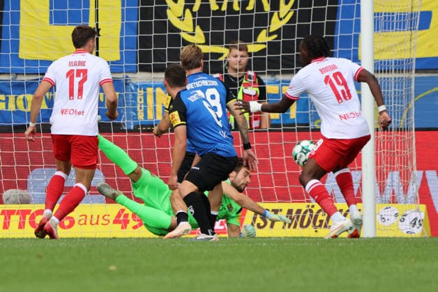09.08.2026, Fussball, Herren, 3. Liga, Saison 2026 2027, 1. FC Saarbrücken - Rot-Weiss Essen, Tor zum 0:1, Torschütze: Ben Hüning (Rot-Weiss Essen) Saarbrücken Ludwigsparkstadion Saarland Deutschland (DEU) *** August 9, 2026, Soccer, Men s, 3rd Division, 2026–2027 Season, 1 FC Saarbrücken vs. Rot-Weiss Essen, Goal making the score 0–1, Scorer: Ben Hüning, Rot-Weiss Essen, Saarbrücken, Ludwigsparkstadion, Saarland, Germany, DEU Copyright: xSebastianxBachx
