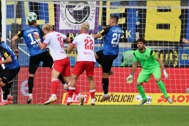 09.08.2026, Fussball, Herren, 3. Liga, Saison 2026 2027, 1. FC Saarbrücken - Rot-Weiss Essen, Kopfball zum 0:1, Torschütze: Ben Hüning (Rot-Weiss Essen) Saarbrücken Ludwigsparkstadion Saarland Deutschland (DEU) *** August 9, 2026, Soccer, Men s, 3rd Division, 2026–2027 Season, 1 FC Saarbrücken vs. Rot-Weiss Essen, header for the 0–1 goal, goal scorer Ben Hüning, Rot-Weiss Essen, Saarbrücken, Ludwigsparkstadion, Saarland, Germany, DEU Copyright: xSebastianxBachx