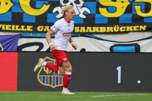 09.08.2026, Fussball, Herren, 3. Liga, Saison 2026 2027, 1. FC Saarbrücken - Rot-Weiss Essen, Torjubel zum 0:1, Torschütze: Ben Hüning (Rot-Weiss Essen) Saarbrücken Ludwigsparkstadion Saarland Deutschland (DEU) *** August 9, 2026, Soccer, Men s, 3rd Division, 2026–2027 Season, 1 FC Saarbrücken vs. Rot-Weiss Essen, Goal celebration after the 0–1, Goal scorer: Ben Hüning, Rot-Weiss Essen, Saarbrücken, Ludwigsparkstadion, Saarland, Germany, DEU Copyright: xSebastianxBachx