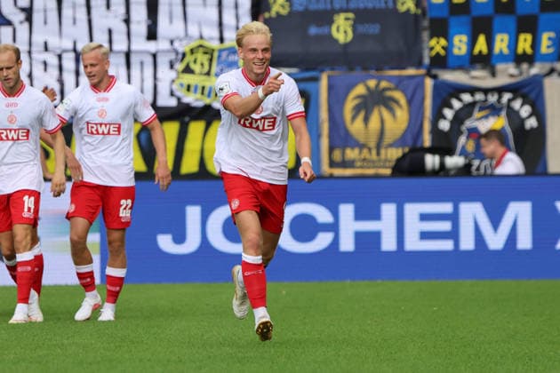09.08.2026, Fussball, Herren, 3. Liga, Saison 2026 2027, 1. FC Saarbrücken - Rot-Weiss Essen, Torjubel zum 0:1, Torschütze: Ben Hüning (Rot-Weiss Essen) Saarbrücken Ludwigsparkstadion Saarland Deutschland (DEU) *** August 9, 2026, Soccer, Men s, 3rd Division, 2026–2027 Season, 1 FC Saarbrücken vs. Rot-Weiss Essen, Goal celebration after the 0–1, Goal scorer: Ben Hüning, Rot-Weiss Essen, Saarbrücken, Ludwigsparkstadion, Saarland, Germany, DEU Copyright: xSebastianxBachx