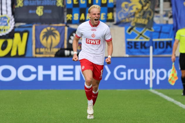 09.08.2026, Fussball, Herren, 3. Liga, Saison 2026 2027, 1. FC Saarbrücken - Rot-Weiss Essen, Torjubel zum 0:1, Torschütze: Ben Hüning (Rot-Weiss Essen) Saarbrücken Ludwigsparkstadion Saarland Deutschland (DEU) *** August 9, 2026, Soccer, Men s, 3rd Division, 2026–2027 Season, 1 FC Saarbrücken vs. Rot-Weiss Essen, Goal celebration after the 0–1, Goal scorer: Ben Hüning, Rot-Weiss Essen, Saarbrücken, Ludwigsparkstadion, Saarland, Germany, DEU Copyright: xSebastianxBachx