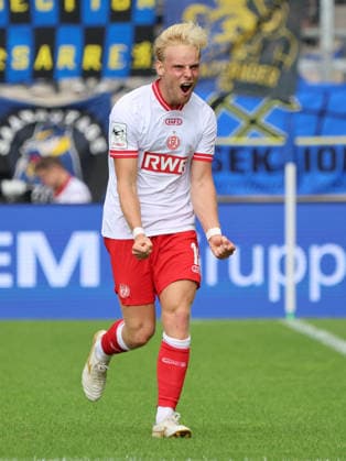 09.08.2026, Fussball, Herren, 3. Liga, Saison 2026 2027, 1. FC Saarbrücken - Rot-Weiss Essen, Torjubel zum 0:1, Torschütze: Ben Hüning (Rot-Weiss Essen) Saarbrücken Ludwigsparkstadion Saarland Deutschland (DEU) *** August 9, 2026, Soccer, Men s, 3rd Division, 2026–2027 Season, 1 FC Saarbrücken vs. Rot-Weiss Essen, Goal celebration after the 0–1, Goal scorer: Ben Hüning, Rot-Weiss Essen, Saarbrücken, Ludwigsparkstadion, Saarland, Germany, DEU Copyright: xSebastianxBachx