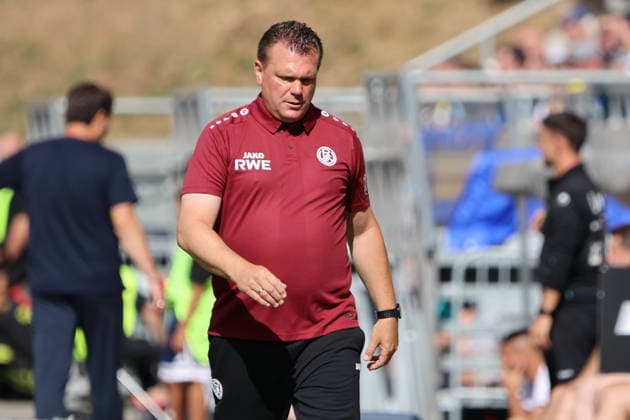 09.08.2026, Fussball, Herren, 3. Liga, Saison 2026 2027, 1. FC Saarbrücken - Rot-Weiss Essen, Trainer Uwe Koschinat (Rot-Weiss Essen) Saarbrücken Ludwigsparkstadion Saarland Deutschland (DEU) *** August 9, 2026, Soccer, Men s, 3rd Division, 2026–2027 Season, 1 FC Saarbrücken vs. Rot-Weiss Essen, Coach Uwe Koschinat, Rot-Weiss Essen, Saarbrücken, Ludwigsparkstadion, Saarland, Germany, DEU Copyright: xSebastianxBachx