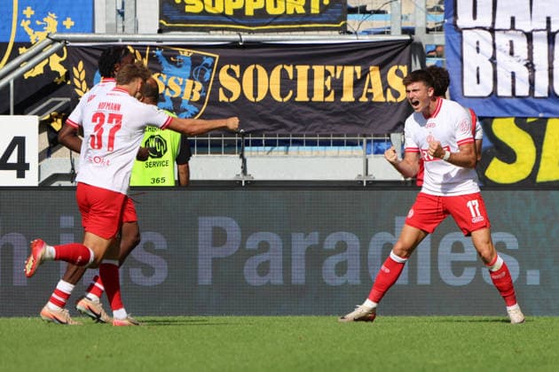 09.08.2026, Fussball, Herren, 3. Liga, Saison 2026 2027, 1. FC Saarbrücken - Rot-Weiss Essen, Torjubel zum 0:2, Torschütze: Semir Telalovic (Rot-Weiss Essen) Saarbrücken Ludwigsparkstadion Saarland Deutschland (DEU) *** August 9, 2026, Soccer, Men s, 3rd Division, 2026–2027 Season, 1 FC Saarbrücken vs. Rot-Weiss Essen, Goal celebration after the 0–2 goal, Goal scorer: Semir Telalovic, Rot-Weiss Essen, Saarbrücken, Ludwigsparkstadion, Saarland, Germany, DEU Copyright: xSebastianxBachx