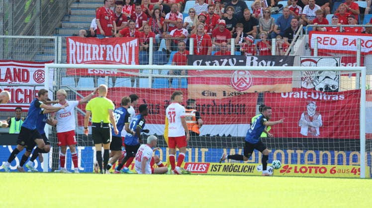 09.08.2026, xrekx, Fussball 3.Liga, 1.FC Saarbruecken - Rot-Weiss Essen v.l. Torjubel nach dem Tor zum celebrating the goal celebrate 2:2 durch Christian Kuehlwetter (1. FC Saarbruecken) (DFL DFB REGULATIONS PROHIBIT ANY USE OF PHOTOGRAPHS as IMAGE SEQUENCES and or QUASI-VIDEO) Saarbruecken *** August 9, 2026, xrekx, Soccer 3rd Division, 1 FC Saarbrücken vs. Rot-Weiss Essen: Goal celebration after Christian Kuehlwetter scored the 2-2 goal. 1 FC Saarbrücken. DFL and DFB regulations prohibit any use of photographs as image sequences and or quasi-video Saarbrücken