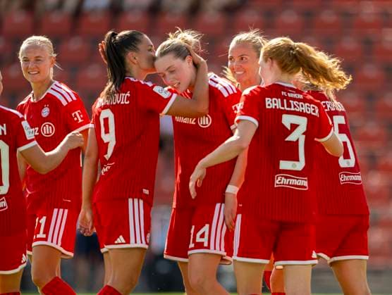 09.08.2026, Google Pixel Frauen-Bundesliga: Testspiel FC Bayern Frauen - Paris FC, im Sportpark Unterhaching, Torjubel Alara Sehitler (3.v.re, FC Bayern München) mit Jovana Damnjanovic (FC Bayern München) *** August 9, 2026, Google Pixel Women s Bundesliga Friendly Match: FC Bayern Women vs. Paris FC, at Sportpark Unterhaching; Alara Sehitler celebrates her third goal, FC Bayern Munich with Jovana Damnjanovic, FC Bayern Munich