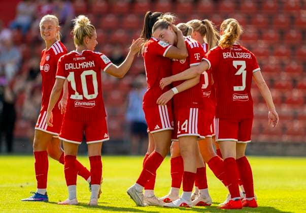 09.08.2026, Google Pixel Frauen-Bundesliga: Testspiel FC Bayern Frauen - Paris FC, im Sportpark Unterhaching, Torjubel Alara Sehitler (re, FC Bayern München) mit Jovana Damnjanovic (FC Bayern München) Linda Dallmann (FC Bayern München) *** August 9, 2026, Google Pixel Women s Bundesliga Friendly Match: FC Bayern Women vs. Paris FC, at Sportpark Unterhaching, Alara Sehitler (right) celebrates a goal; FC Bayern Munich with Jovana Damnjanovic; FC Bayern Munich; Linda Dallmann; FC Bayern Munich