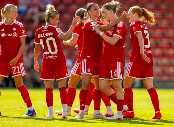 09.08.2026, Google Pixel Frauen-Bundesliga: Testspiel FC Bayern Frauen - Paris FC, im Sportpark Unterhaching, Torjubel Alara Sehitler (re, FC Bayern München) mit Jovana Damnjanovic (FC Bayern München) Linda Dallmann (FC Bayern München) *** August 9, 2026, Google Pixel Women s Bundesliga Friendly Match: FC Bayern Women vs. Paris FC, at Sportpark Unterhaching, Alara Sehitler (right) celebrates a goal; FC Bayern Munich with Jovana Damnjanovic; FC Bayern Munich; Linda Dallmann; FC Bayern Munich