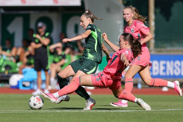 v.li.: Sophia Kleinherne (VfL Wolfsburg, 4) und Felicia Sträßer (SV Werder Bremen, 19) im Zweikampf, Duell, Dynamik, Aktion, Action, Spielszene, 09.08.2026, Bremen (Deutschland), Fussball, Testspiel Frauen, SV Werder Bremen - VfL Wolfsburg *** From left: Sophia Kleinherne (VfL Wolfsburg), 4, and Felicia Sträßer (SV Werder Bremen), 19, in a one-on-one battle, duel, dynamic moment, action, game scene, August 9, 2026, Bremen, Germany, soccer, women’s friendly, SV Werder Bremen vs. VfL Wolfsburg xobx