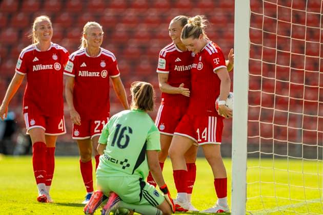 09.08.2026, Google Pixel Frauen-Bundesliga: Testspiel FC Bayern Frauen - Paris FC, im Sportpark Unterhaching, Torjubel Alara Sehitler (re, FC Bayern München). *** August 9, 2026, Google Pixel Women s Bundesliga Friendly: FC Bayern Women vs. Paris FC, at Sportpark Unterhaching, Alara Sehitler celebrates a goal (right), FC Bayern Munich