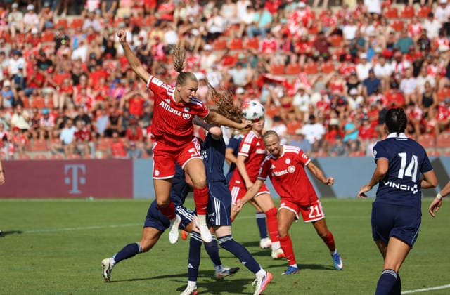 Fussball, Frauen, Saison 2026 2027, FC Bayern München - Paris FC, Freundschaftsspiel, Testspiel, Sportpark Unterhaching Magdalena Eriksson (FC Bayern München) mit einem Kopfball aufs Tor, Torchance *** Soccer, Women, 2026–2027 Season, FC Bayern Munich vs. Paris FC, Friendly Match, Exhibition Match, Sportpark Unterhaching, Magdalena Eriksson, FC Bayern Munich with a header on goal, scoring opportunity