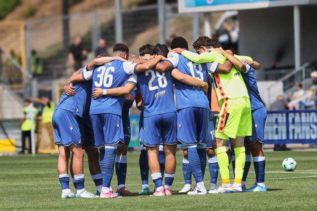 Die Spieler vom TSG Hoffenheim II bilden einen Mannschaftskreis zum Schulterschluss vor dem Spiel. GER, TSG Hoffenheim II - Hansa Rostock Fussball 1.Spieltag Spielzeit 2026 2027 3.Liga 09.08.2026 (DFL DFB REGULATIONS PROHIBIT ANY USE OF PHOTOGRAPHS as IMAGE SEQUENCES and or QUASI-VIDEO). GER TSG Hoffenheim II - Hansa Rostock Fussball 1.Spieltag Spielzeit 2026 2027 09.08.2026 Hoffenheim *** The players from TSG Hoffenheim II form a team circle to show solidarity before the game GER, TSG Hoffenheim II vs. Hansa Rostock Soccer Matchday 1, 2026–2027 Season, 3. Liga, August 9, 2026. DFL and DFB regulations prohibit any use of photographs as image sequences and or quasi-videoVIDEO GER TSG Hoffenheim II vs. Hansa Rostock Soccer Matchday 1, 2026–2027 Season, August 9, 2026, Hoffenheim Copyright: xEibner-Pressefoto JoergxHirschx EP_JHH
