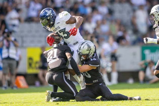 Jason Bofunda (Paris Musketeers, 33) runs with the ball and is tackled byAngelo Grose (Raiders Tirol, 21) and Berend Palz (Raiders Tirol, 13), Raiders Tirol vs Paris Musketeers, American Football, EFA, Week 13, 2026, 09.08.2026 Innsbruck Tivoli Sradium Austria Copyright: xPFA BjörnxKeckerx